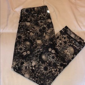 LULU LEMON. black floral Capri leggings 4